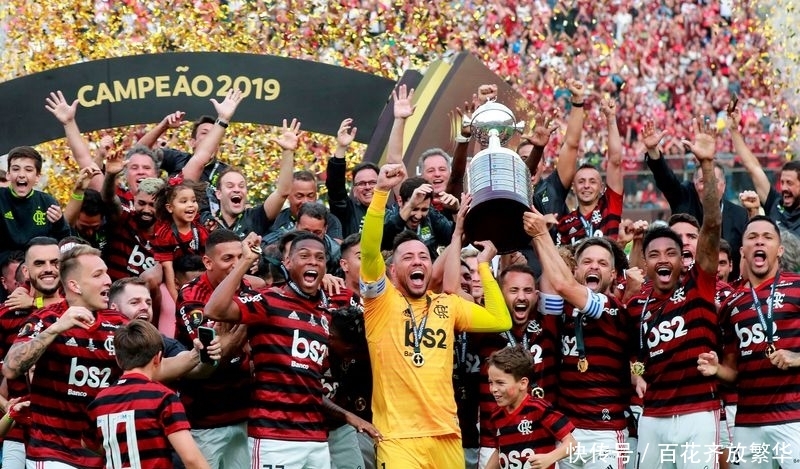 她的击球更 她的击球更